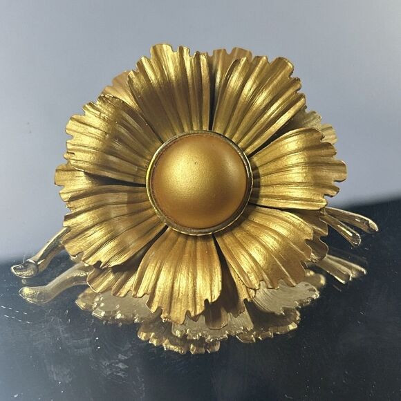 Vintage Detailed 1960's Gold Tone Cabochon‎ Flower Brooch - Picture 1 of 3